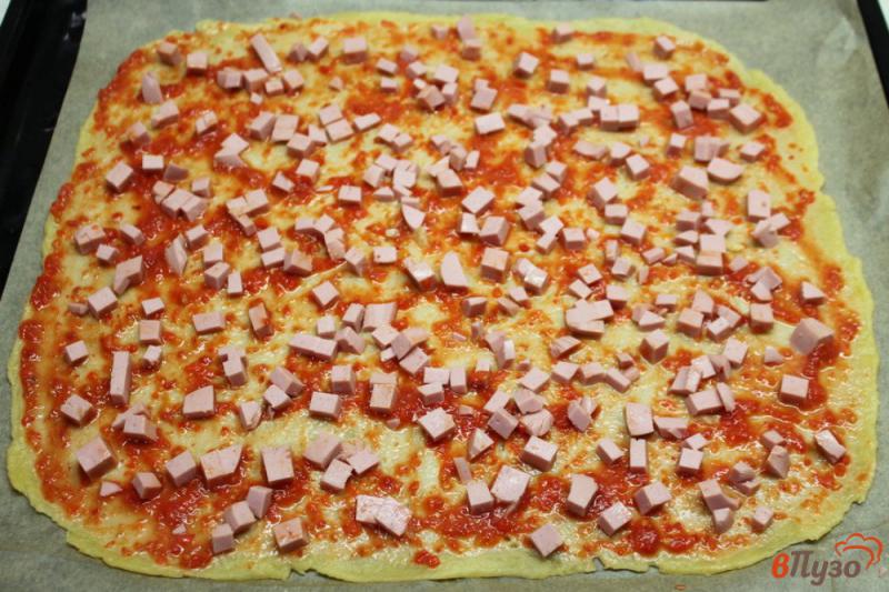 Фото приготовление рецепта: Пицца на тесте без дрожжей с колбасой и огурчиком шаг №5