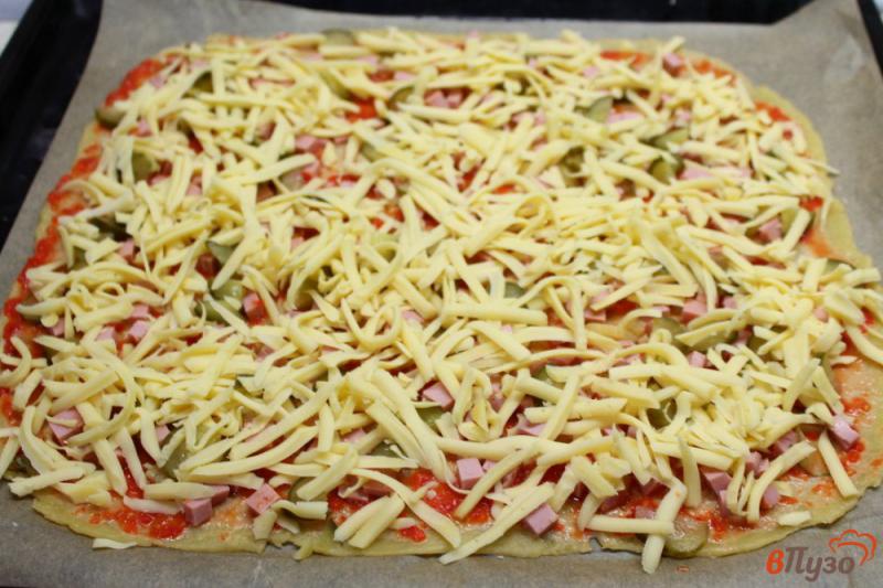 Фото приготовление рецепта: Пицца на тесте без дрожжей с колбасой и огурчиком шаг №7