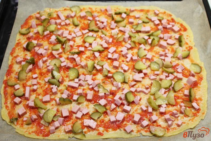 Фото приготовление рецепта: Пицца на тесте без дрожжей с колбасой и огурчиком шаг №6