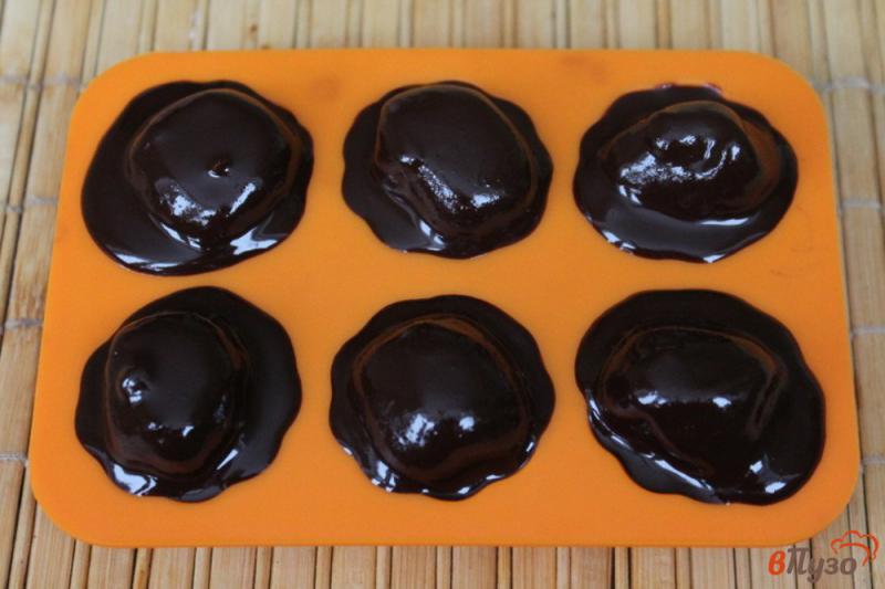 Фото приготовление рецепта: Финики с орехом в шоколаде шаг №7