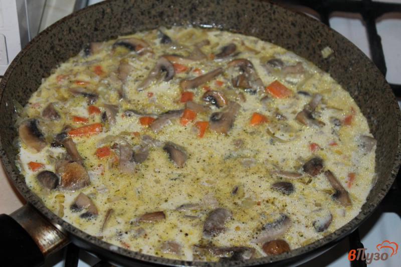 Фото приготовление рецепта: Крем - суп из шампиньонов и вешенок с гренками шаг №5