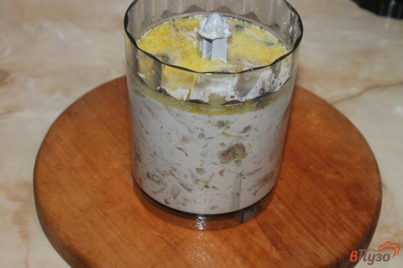 Фото приготовление рецепта: Крем - суп из шампиньонов и вешенок с гренками шаг №6