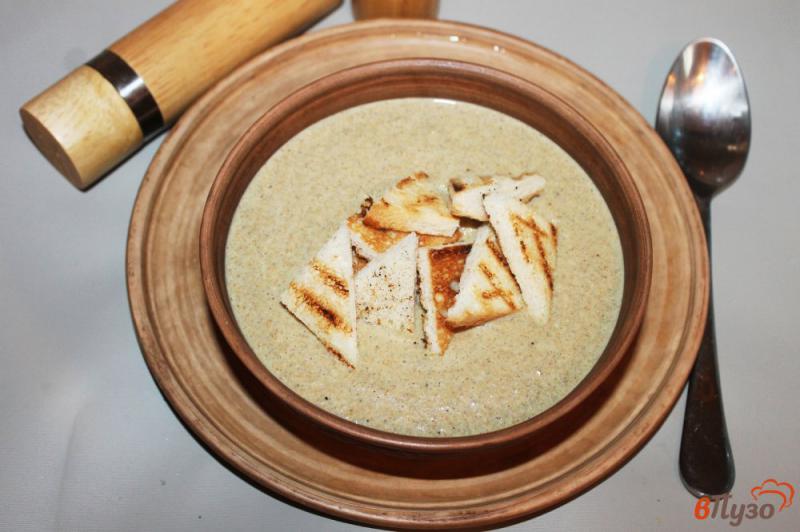Фото приготовление рецепта: Крем - суп из шампиньонов и вешенок с гренками шаг №9