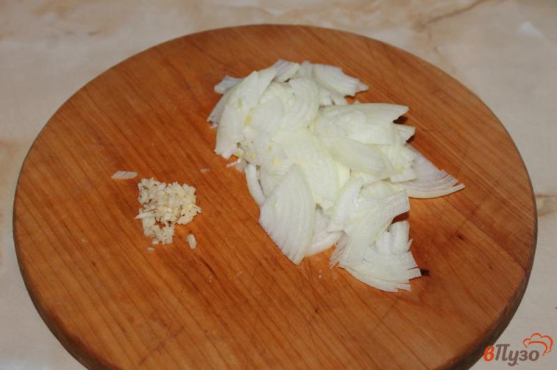 Фото приготовление рецепта: Домашняя колбаса с луком под сырной корочкой шаг №2