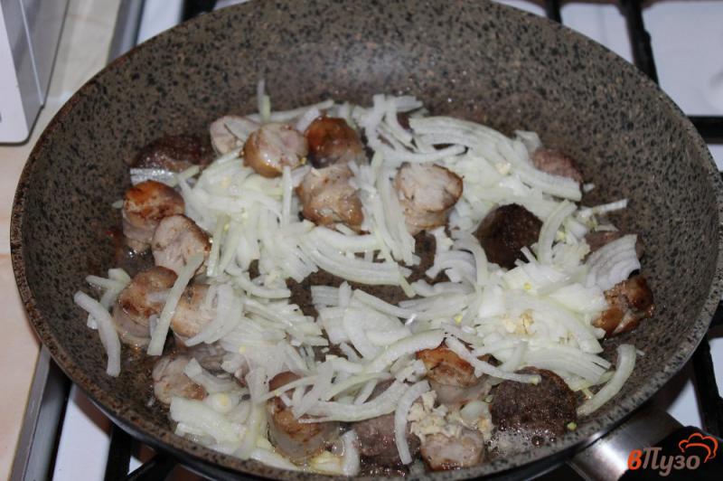 Фото приготовление рецепта: Домашняя колбаса с луком под сырной корочкой шаг №4