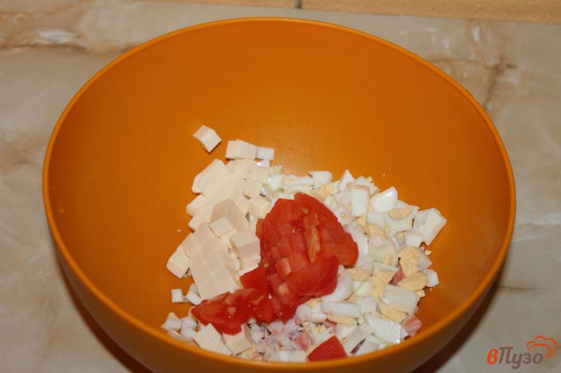 Фото приготовление рецепта: Салат из крабовых палочек, кукурузы и помидора шаг №4