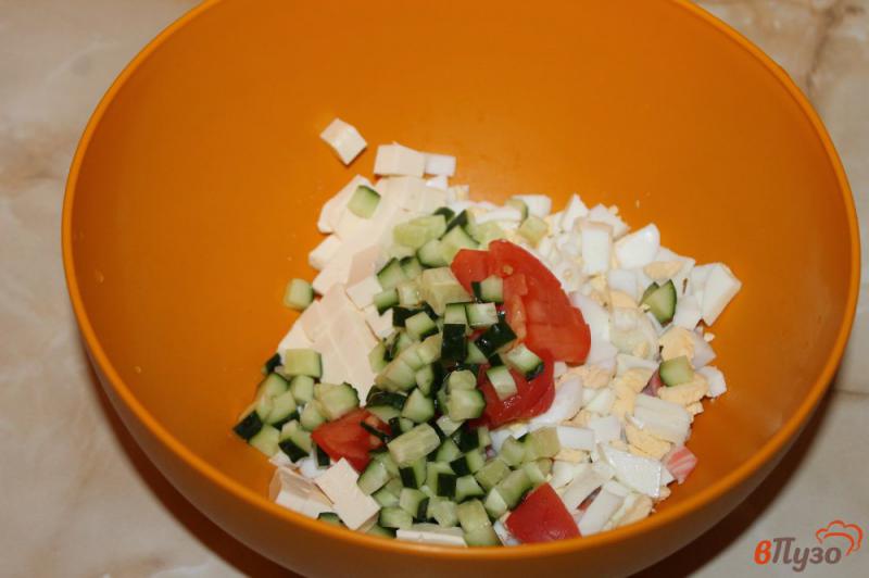 Фото приготовление рецепта: Салат из крабовых палочек, кукурузы и помидора шаг №5