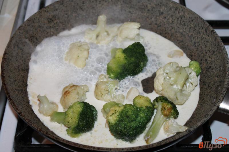 Фото приготовление рецепта: Брокколи и цветная капуста в сливочно - горчичном соусе шаг №4
