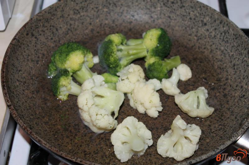 Фото приготовление рецепта: Брокколи и цветная капуста в сливочно - горчичном соусе шаг №3