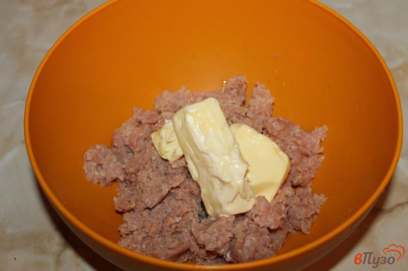 Фото приготовление рецепта: Куриные котлеты с грибами и сливочным маслом шаг №2