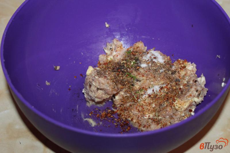 Фото приготовление рецепта: Куриные котлеты с грибами и сливочным маслом шаг №4