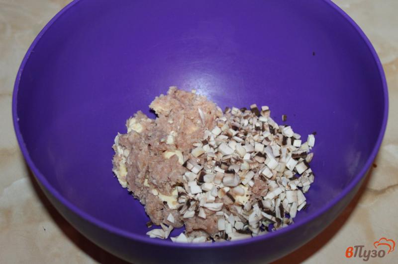 Фото приготовление рецепта: Куриные котлеты с грибами и сливочным маслом шаг №3