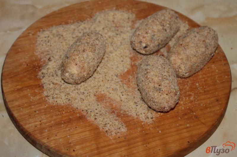 Фото приготовление рецепта: Куриные котлеты с грибами и сливочным маслом шаг №5