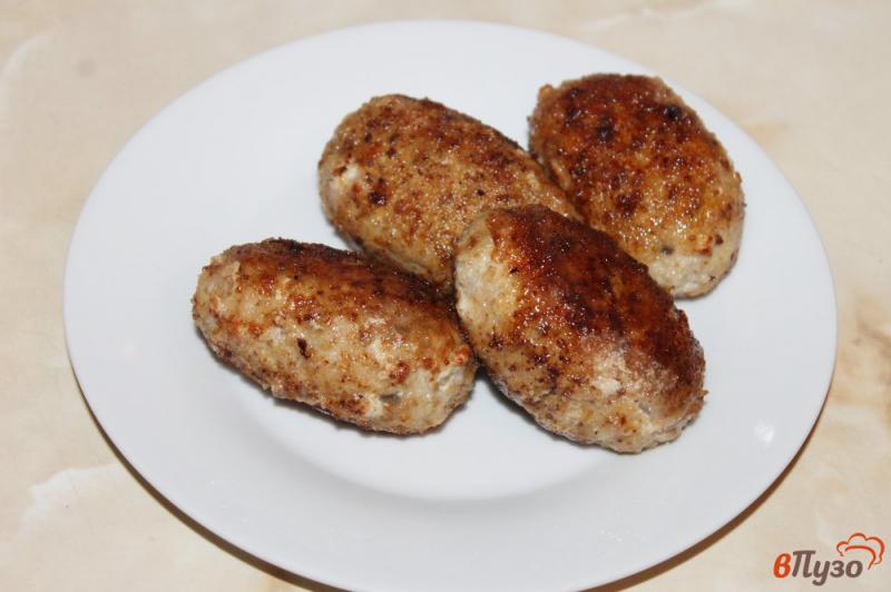 Фото приготовление рецепта: Куриные котлеты с грибами и сливочным маслом шаг №6