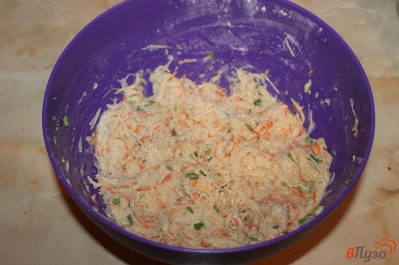 Фото приготовление рецепта: Драники с морковью и зеленым луком шаг №6