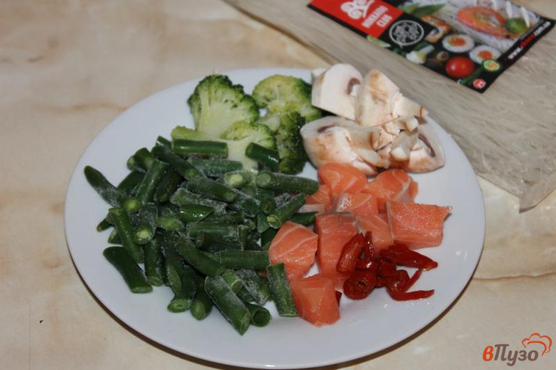 Фото приготовление рецепта: Фунчоза с лососем и спаржевой фасолью шаг №1