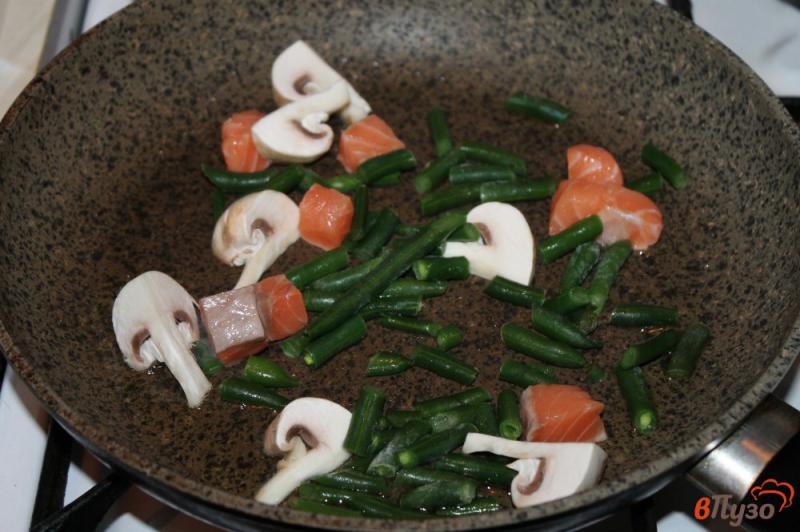 Фото приготовление рецепта: Фунчоза с лососем и спаржевой фасолью шаг №2