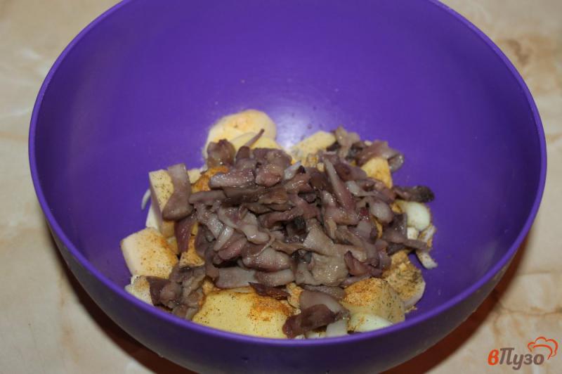 Фото приготовление рецепта: Картофель с маслятами в рукаве шаг №4