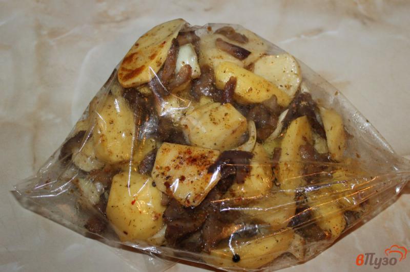 Фото приготовление рецепта: Картофель с маслятами в рукаве шаг №5