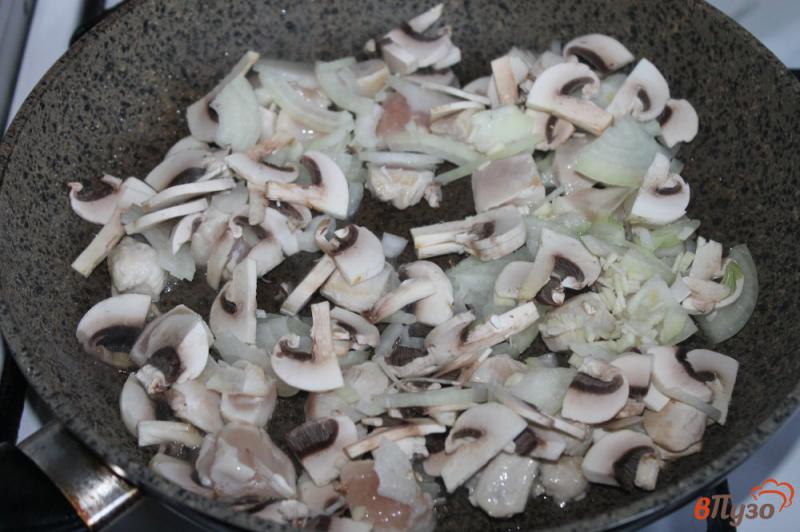 Фото приготовление рецепта: Курица с грибами в сливочном соусе шаг №3