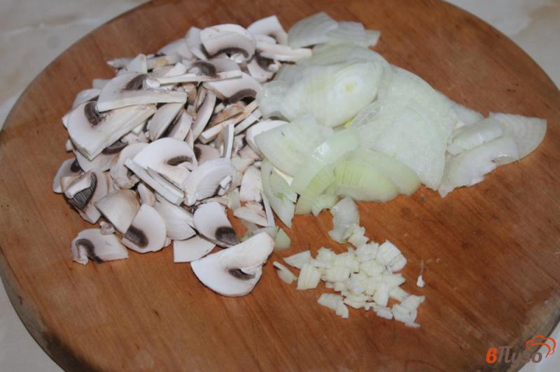 Фото приготовление рецепта: Курица с грибами в сливочном соусе шаг №2