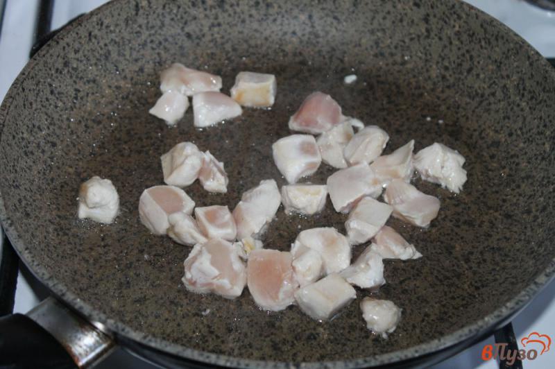 Фото приготовление рецепта: Курица с грибами в сливочном соусе шаг №1