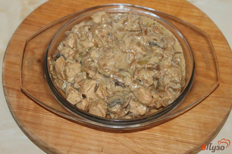 Фото приготовление рецепта: Курица с грибами в сливочном соусе шаг №6