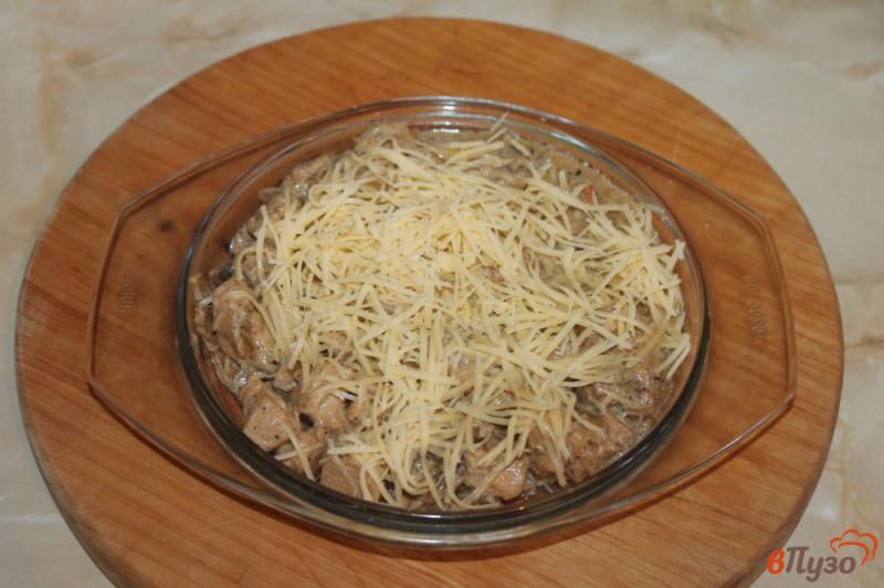 Фото приготовление рецепта: Курица с грибами в сливочном соусе шаг №7