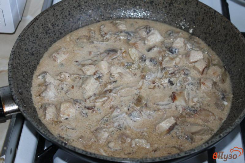 Фото приготовление рецепта: Курица с грибами в сливочном соусе шаг №4