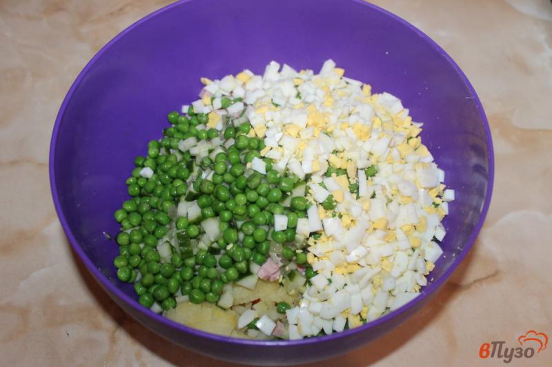 Фото приготовление рецепта: Оливье с зеленым горошком и копченой курицей шаг №6