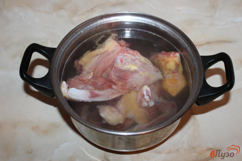 Фото приготовление рецепта: Куриный бульон с вермишелью шаг №2