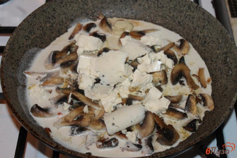 Фото приготовление рецепта: Паста с грибами и сыром Дор Блю шаг №4