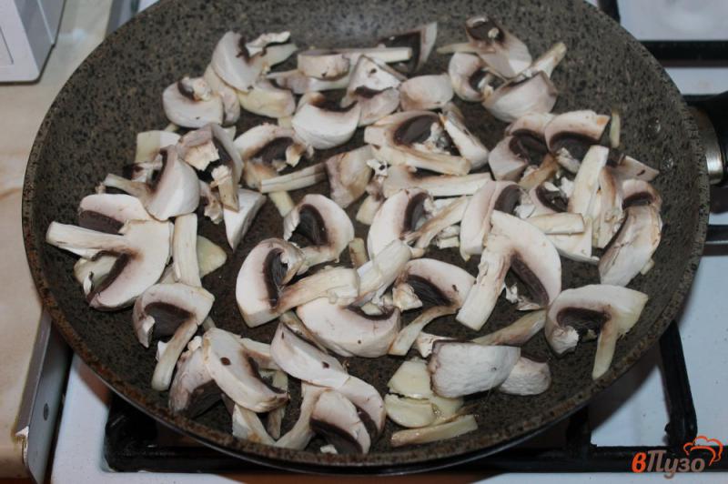 Фото приготовление рецепта: Паста с грибами и сыром Дор Блю шаг №2