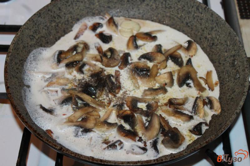 Фото приготовление рецепта: Паста с грибами и сыром Дор Блю шаг №3