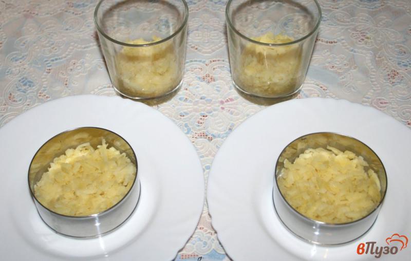Фото приготовление рецепта: Нежный салат «Мимоза» с сырным соусом шаг №5