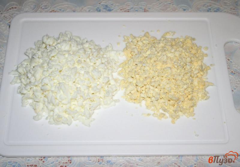 Фото приготовление рецепта: Нежный салат «Мимоза» с сырным соусом шаг №4