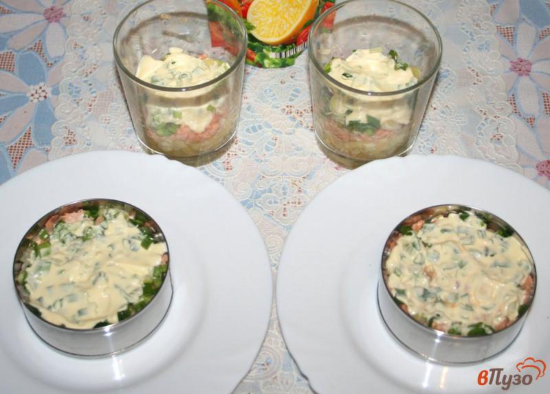 Фото приготовление рецепта: Нежный салат «Мимоза» с сырным соусом шаг №8