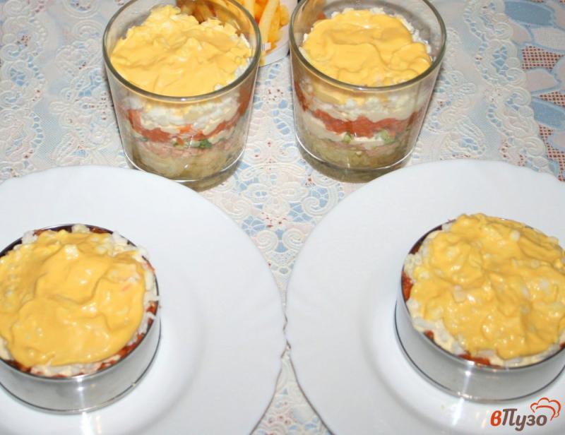 Фото приготовление рецепта: Нежный салат «Мимоза» с сырным соусом шаг №12