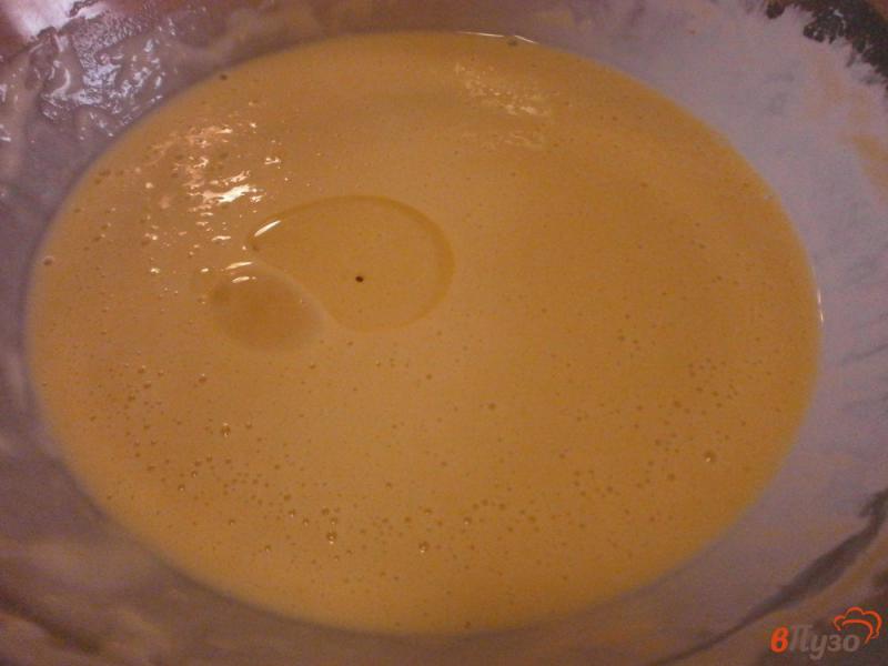 Фото приготовление рецепта: Блины с маринованой клубникой под карамельным соусом шаг №1