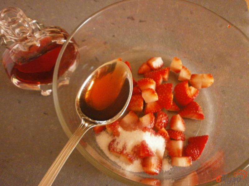 Фото приготовление рецепта: Блины с маринованой клубникой под карамельным соусом шаг №4