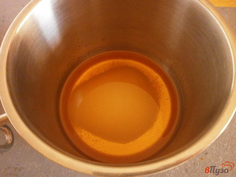 Фото приготовление рецепта: Блины с маринованой клубникой под карамельным соусом шаг №5