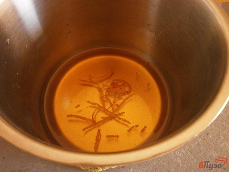 Фото приготовление рецепта: Блины с маринованой клубникой под карамельным соусом шаг №6