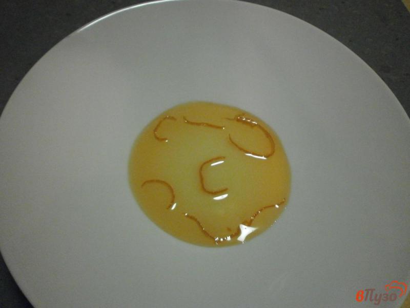 Фото приготовление рецепта: Блины с маринованой клубникой под карамельным соусом шаг №10