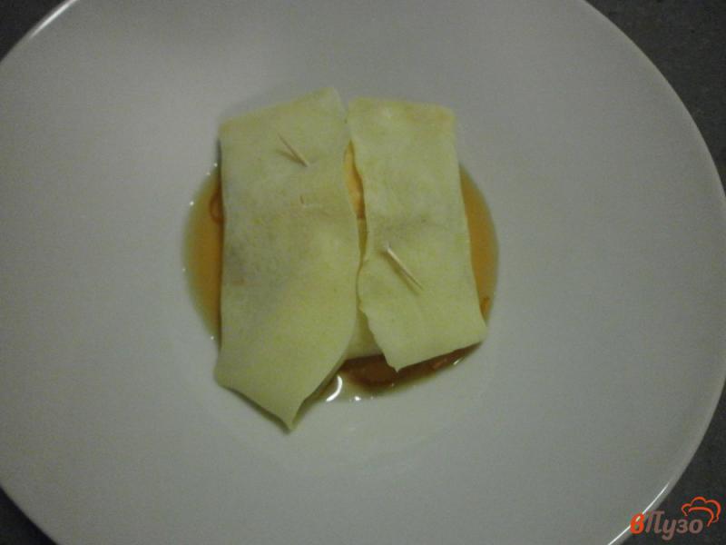 Фото приготовление рецепта: Блины с маринованой клубникой под карамельным соусом шаг №11