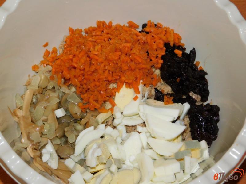 Фото приготовление рецепта: Мясной салат с черносливом шаг №3