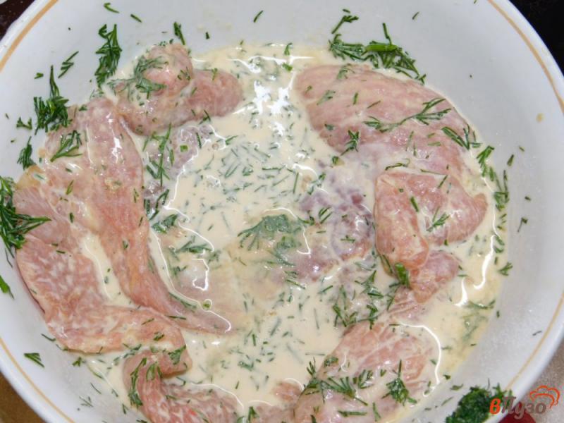 Фото приготовление рецепта: Свиные отбивные в сметанном соусе шаг №2