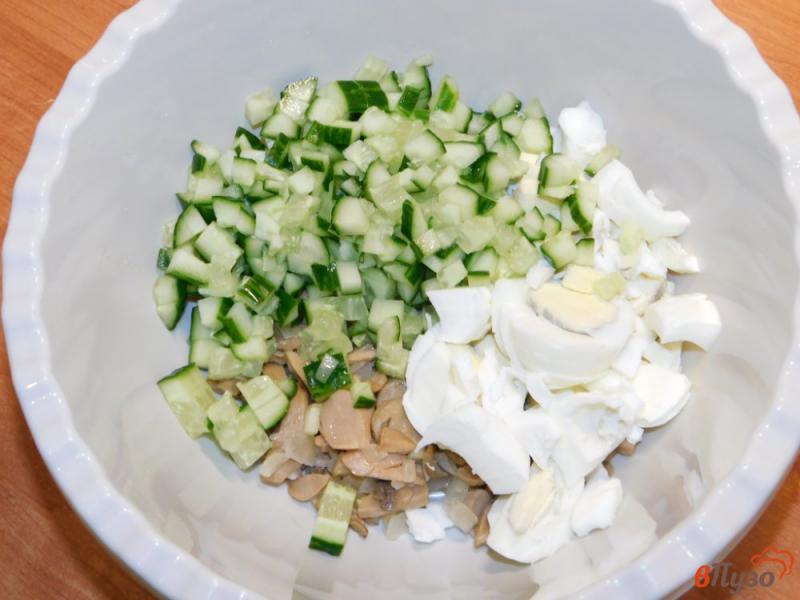 Фото приготовление рецепта: Куриный салат с грибами и орехами шаг №2