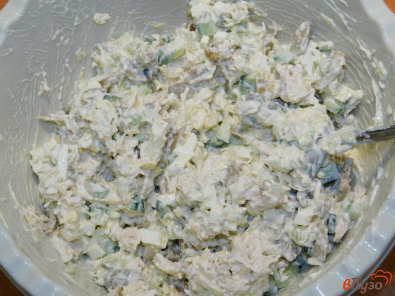 Фото приготовление рецепта: Куриный салат с грибами и орехами шаг №4