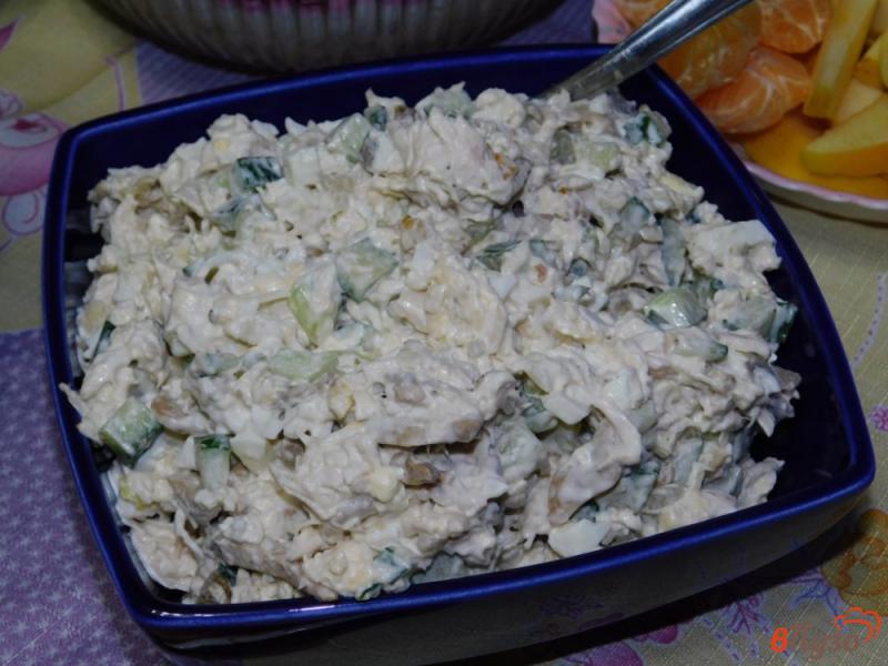 Фото приготовление рецепта: Куриный салат с грибами и орехами шаг №5