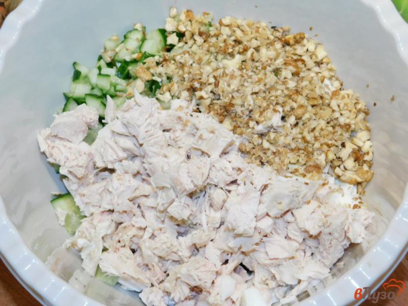 Фото приготовление рецепта: Куриный салат с грибами и орехами шаг №3